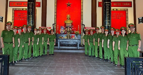 Dâng hương tưởng nhớ các anh hùng liệt sĩ tại Đền tưởng niệm Bến Nọc - Thành phố Hồ Chí Minh