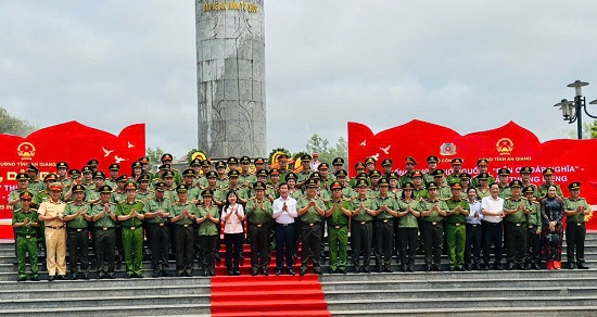 Tham gia Đoàn đại biểu Bộ Công an tri ân ngày Thương binh – Liệt sĩ tại An Giang