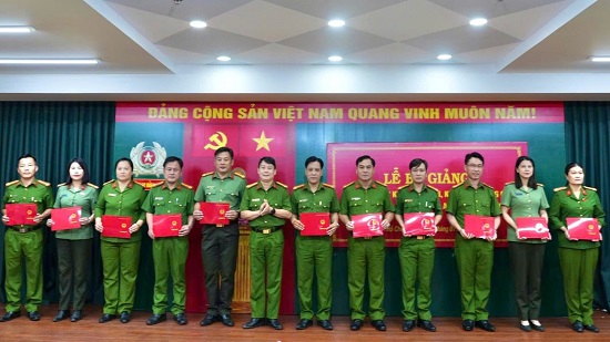 BẾ GIẢNG LỚP BDPX18 - BỒI DƯỠNG KIẾN THỨC MỚI, KIẾN THỨC NÂNG CAO CHO PHÓ TRƯỞNG CÔNG AN CẤP XÃ