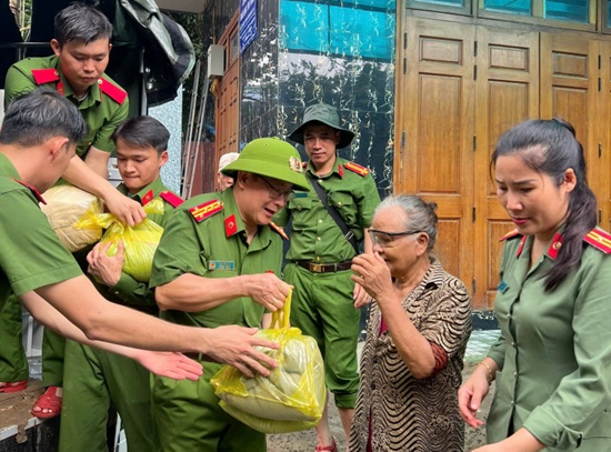 Góp sức giúp người dân gượng dậy sau lũ lụt