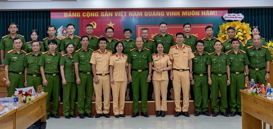 HỘI THẢO KHOA HỌC: “QUẢN LÝ NGƯỜI ĐIỀU KHIỂN PHƯƠNG TIỆN GIAO THÔNG ĐƯỜNG BỘ CỦA LỰC LƯỢNG CẢNH SÁT GIAO THÔNG TRONG BỐI CẢNH CHUYỂN ĐỔI SỐ - LÝ LUẬN VÀ THỰC TIỄN”