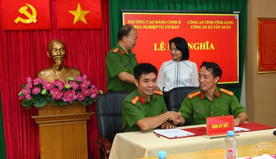 LỄ KẾT NGHĨA GIỮA KHOA NGHIỆP VỤ CƠ BẢN VÀ CÔNG AN XÃ TÂN XUÂN, TỈNH VĨNH LONG
